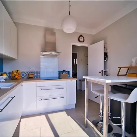 Appartement Terrasse A Ciel Ouvert, 200m De La Place Du Pin Et 700 Metres Du Port *