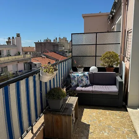 Appartement Terrasse A Ciel Ouvert, 200m De La Place Du Pin Et 700 Metres Du Port *