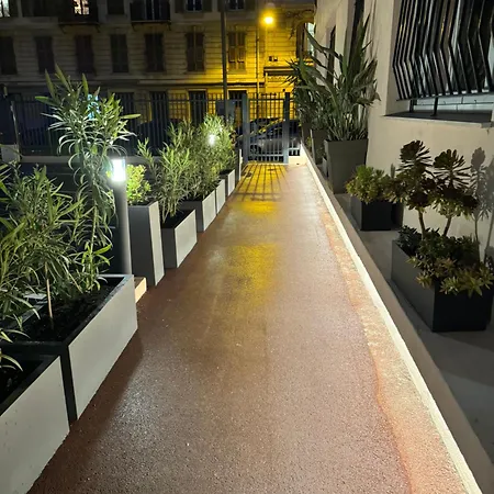 Appartement Terrasse A Ciel Ouvert, 200m De La Place Du Pin Et 700 Metres Du Port *